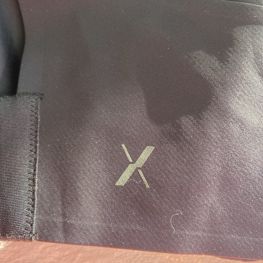 Knix Front Zip Catalyst Sports Bra in Black, size 2 - Picture 4 of 6